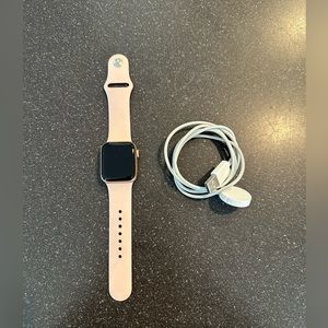 Apple Watch SE (with GPS) 40mm Gold